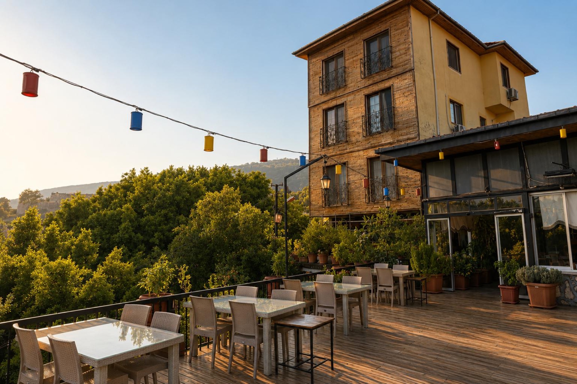 Irmak Restaurant'ın ahşap terası ve tesis binası