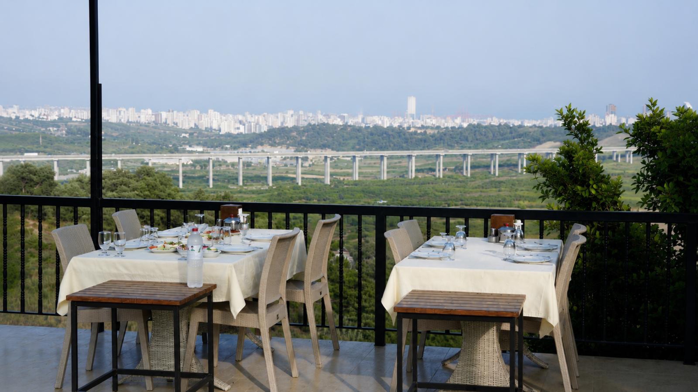 Irmak Restaurant'ın Mersin manzarasına bakan terası
