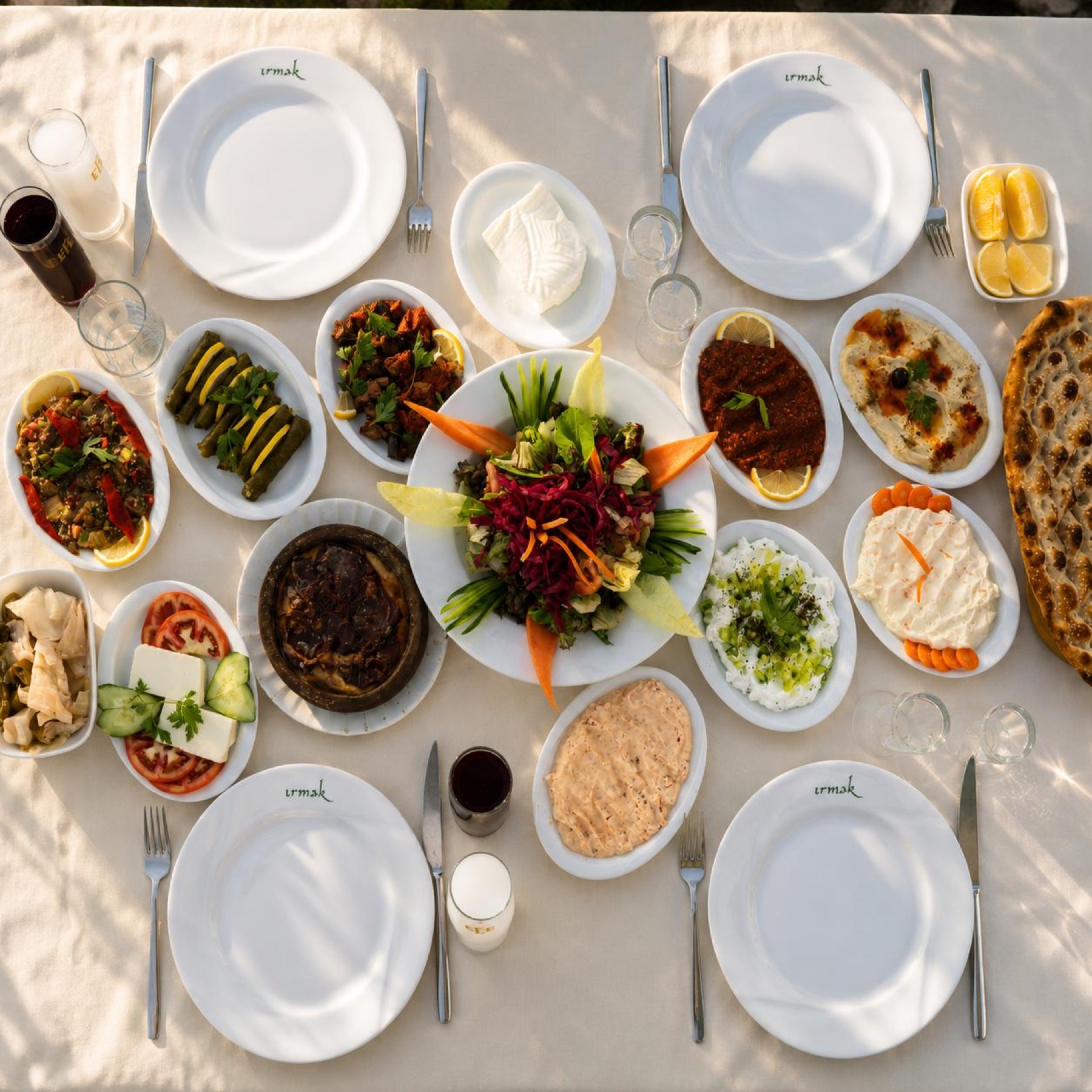 Zeytinyağlılar, mezeler ve pideden oluşan Irmak sofrası