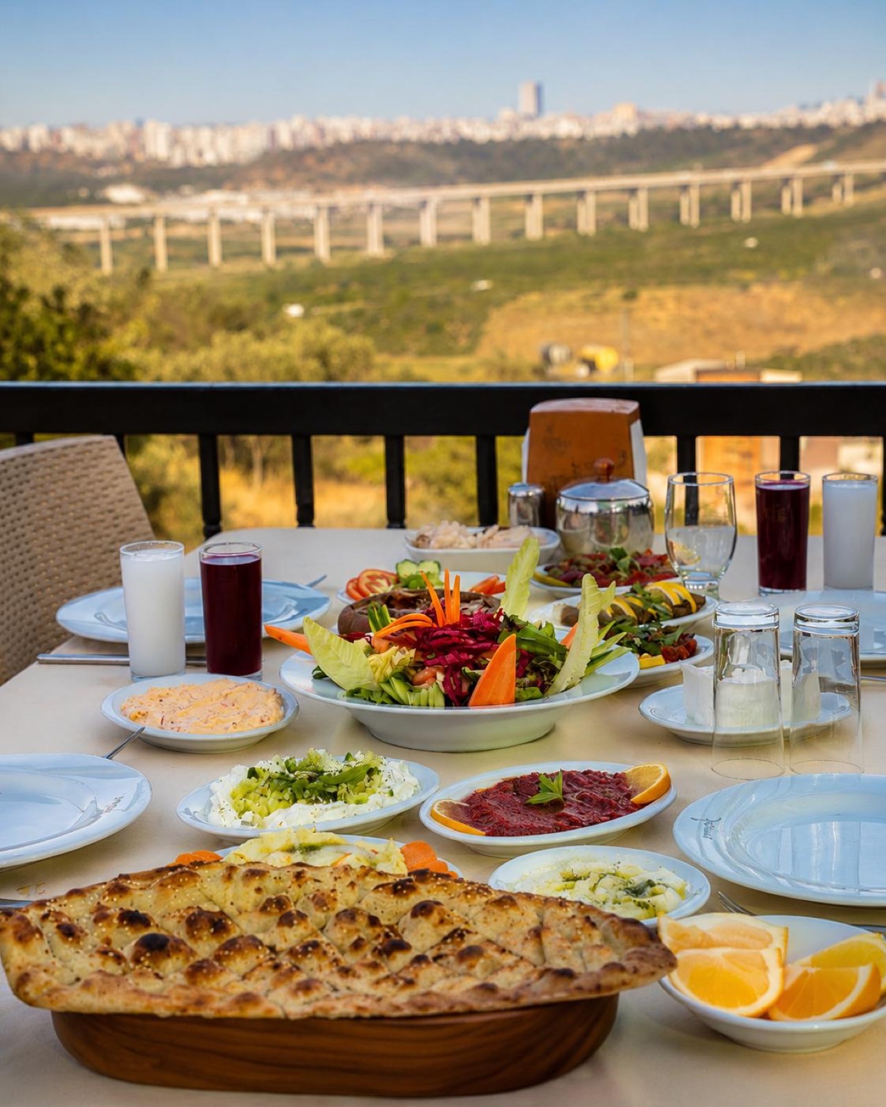Manzaraya karşı kurulmuş akşam sofrası